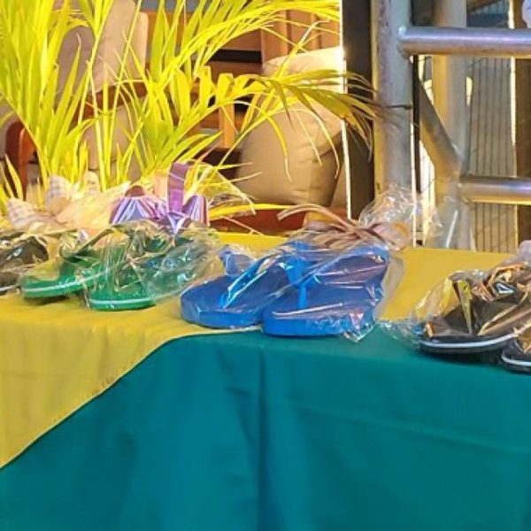 Sandálias produzidas por detentos são expostas no estande do Iapen na Expoacre