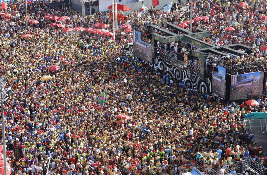 Com abadás esgotados, Camaleão arrasta multidão em primeiro dia de desfile
