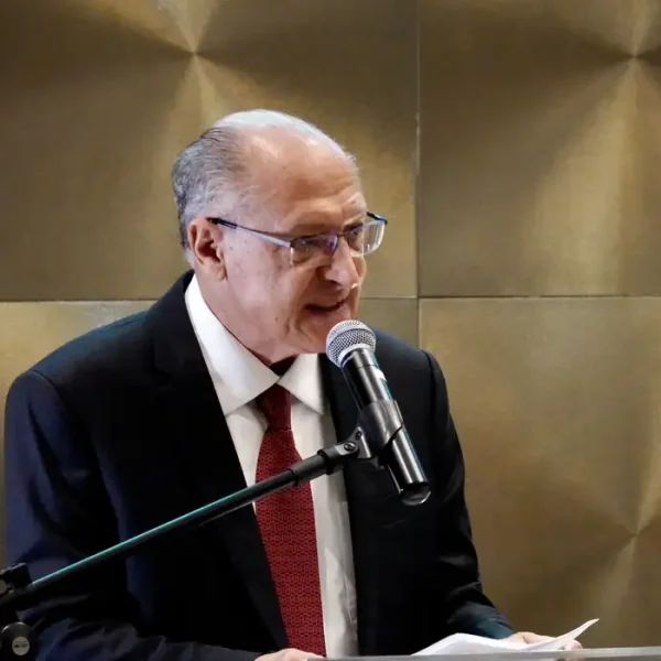 Alckmin deixará ministério em abril, mas seguirá como vice