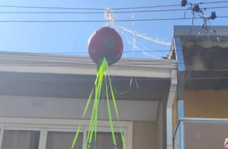 Defesa Civil paulista remove balão que caiu em casa em Carapicuíba