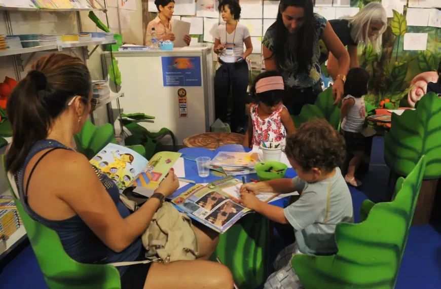 Estudo revela que 53% das famílias raramente leem para criança