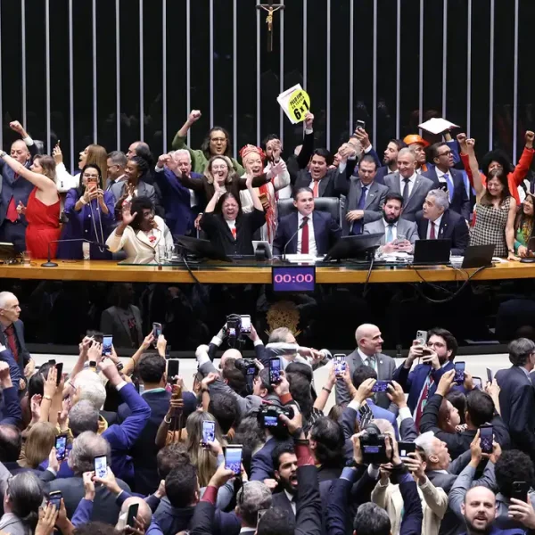 Saiba como votaram os deputados na PEC que acaba com a escala 6×1