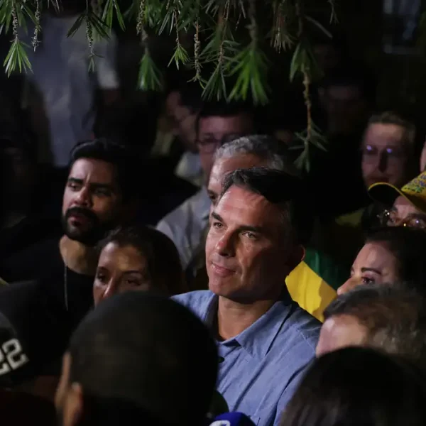 Flávio Bolsonaro impõe condições para liberar sigilos