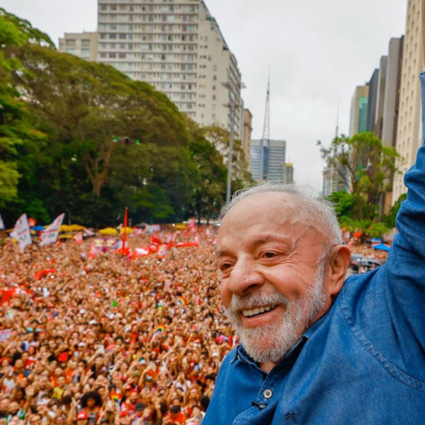 Lula reage no segundo turno e empata com Flávio Bolsonaro, aponta PoderData/Aya