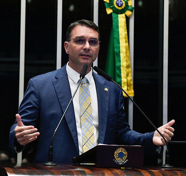 Flávio atirou no Congresso e acertou no próprio pé