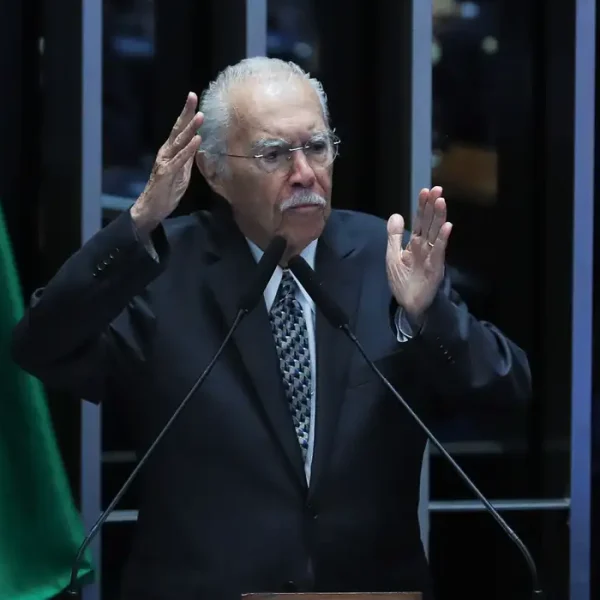 José Sarney é internado em UTI após procedimento abdominal