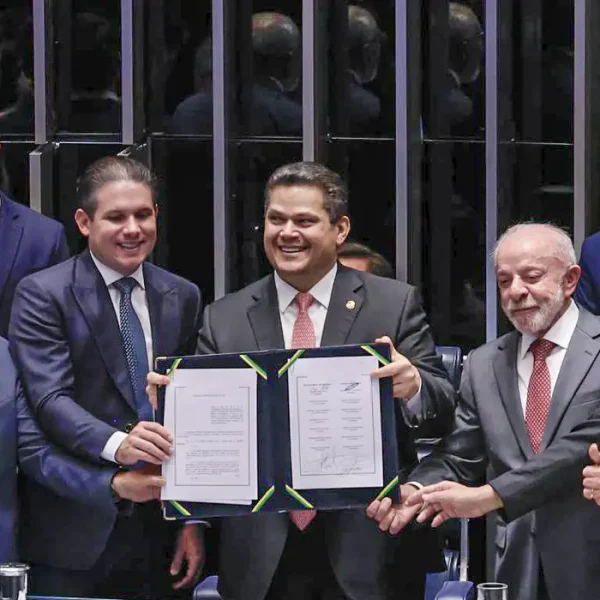 Alcolumbre homenageia Paim no fim da 6×1; entenda motivo